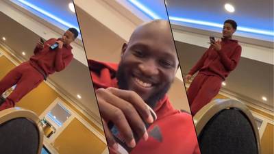 Sous le regard amusé de Romelu Lukaku, Aster Vranckx et Koni De Winter poussent la chansonnette