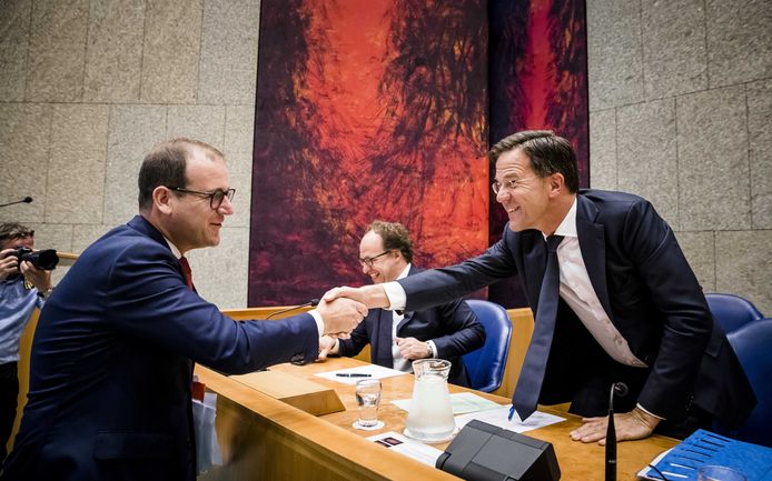Lodewijk Asscher (PvdA) schudt minister-president Mark Rutte de hand bij een debat over het pensioenakkoord.