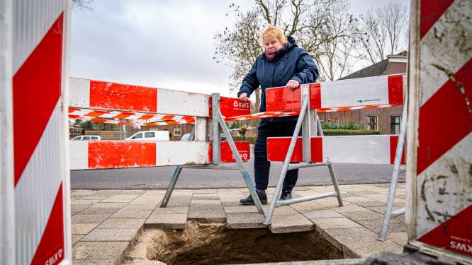 Carolien (46) 'opgeslokt’ door gigantisch sinkhole in Rotterdam-Zuid: ‘Ik had wel dood kunnen zijn’