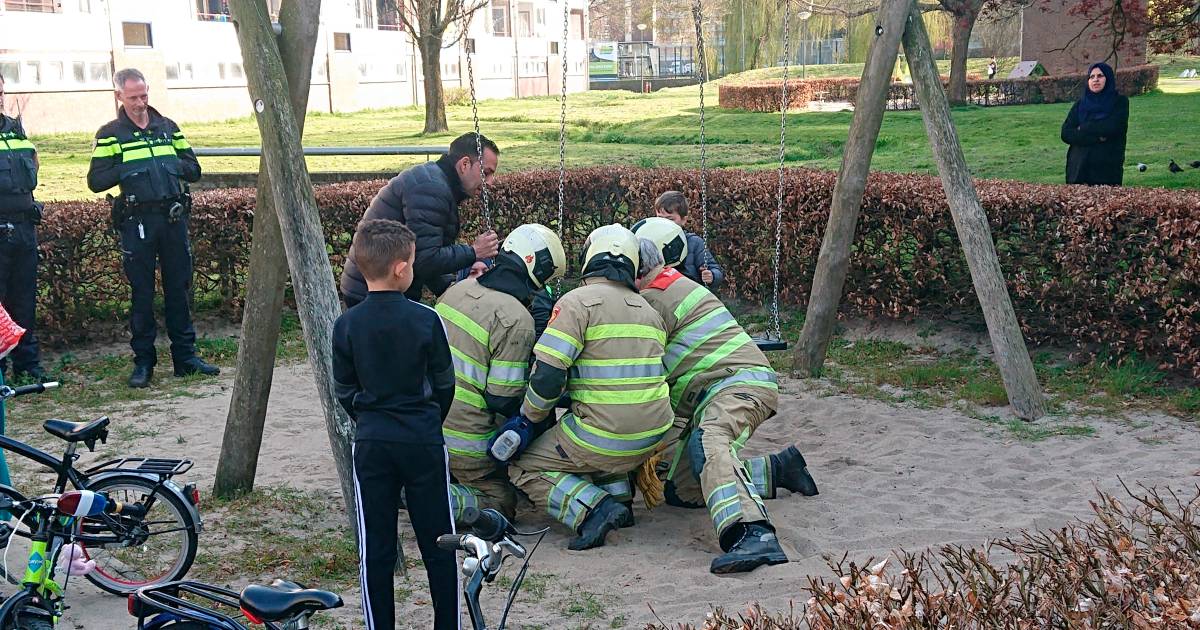 Kind zit klem in schommel: brandweer grijpt in.