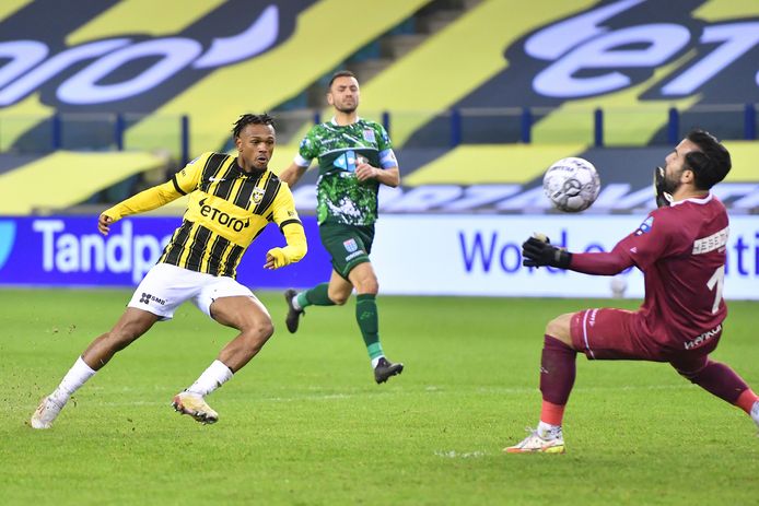 Loïs Openda schiet de 1-0 binnen.