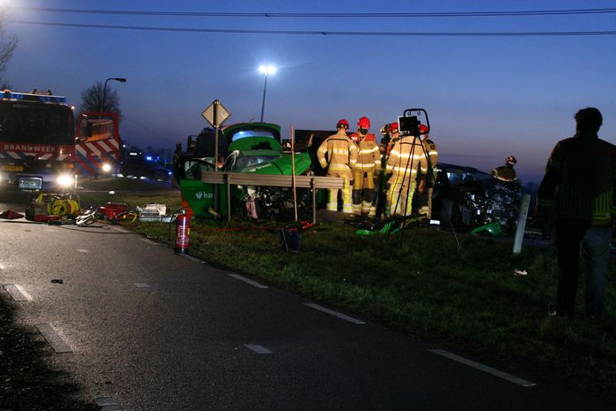 De brandweer is met veel materieel ter plaatse bij de aanrijding.