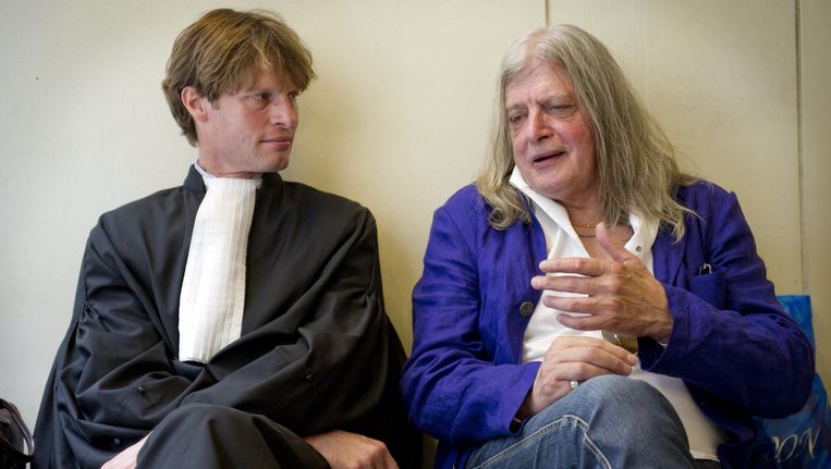 Joop Schafthuizen (R), de levenspartner van de in 2006 overleden schrijver Gerard Reve, in overleg met zijn advocaat mr. Olaf Trojan. Beeld ANP
