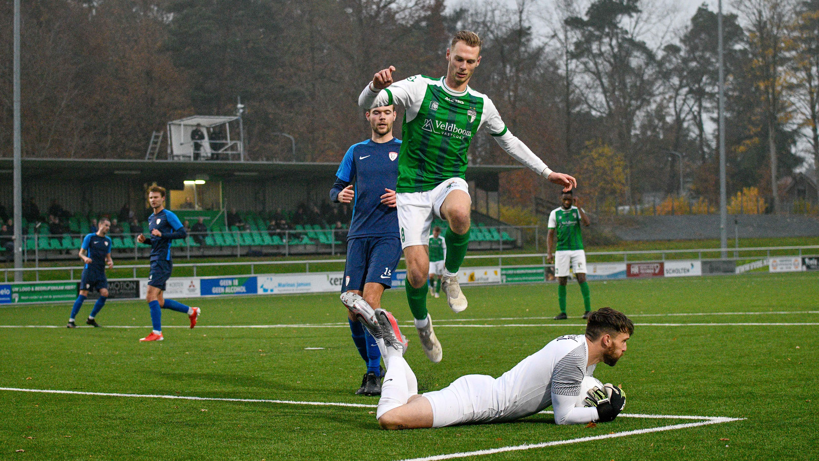 Dean van Ooijen komt tekort om de verdediging van Sportlust’46 te verontrusten.