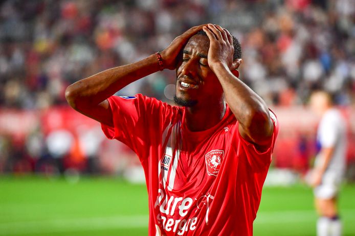 Ongeloof bij Joshua Brenet. Hij kreeg in blessuretijd een grote kans op de 1-0 voor FC Twente, maar zag de keeper van Fiorentina op knappe wijze redden.