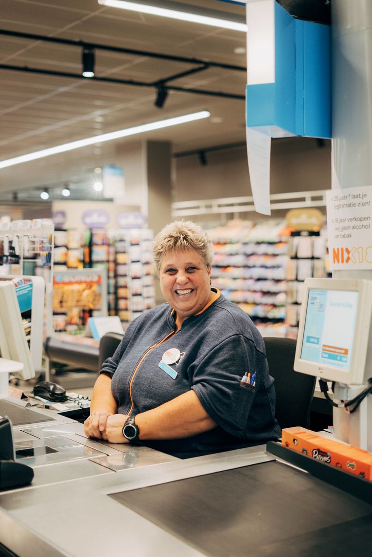 Caissière Carla bij Albert Heijn in Maastricht: 'Wij hebben de bonus aanbiedingen, daar zijn de Belgen gek op.' Beeld Antone Coene