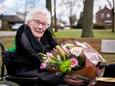 Gretha Albers-Dings bij haar bankje op het Jan Verheesplein in Maarheeze. Ze onthulde het verjaardagscadeau voor haar 100ste verjaardag maandagmiddag samen met de Cranendonckse burgemeester Roland van Kessel.