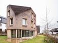 Het houten huis met grote rieten kap is gelegen op de Lichtenberg, een nieuwe woonbuurt in Amersfoort.