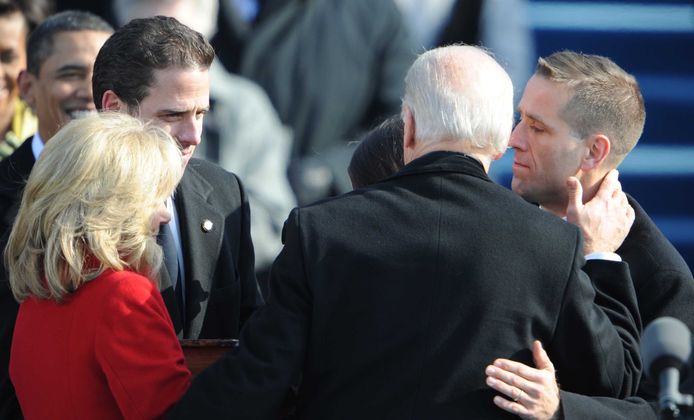 Joe Biden bij zijn inauguratie als vicepresident in 2009. Hij krijgt felicitaties van zijn vrouw en zijn twee zonen, Beau (rechts) en Hunter (links).