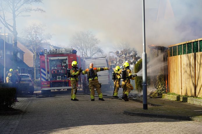 De brandweer kon voorkomen dat het vuur oversloeg op het huis.