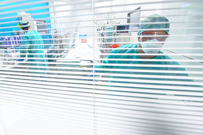 Au total, 2.958 patients sont actuellement hospitalisés, dont 790 en soins intensifs, deux indicateurs au plus haut depuis début-décembre.