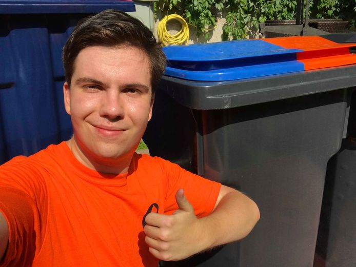 Een jaar na de oproep heeft Alexander dan eindelijk zijn oranjeblauwe geliefde in ontvangst mogen nemen. Een jaar geleden loofde hij 500 euro voor de vuilnisbak uit. Het liep allemaal net even anders...