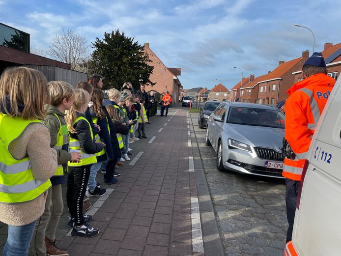 Leerlingen van de vrije basisschool langs de Zonnebekestraat in Langemark-Poelkapelle bemanden samen met de politie een controlepost.