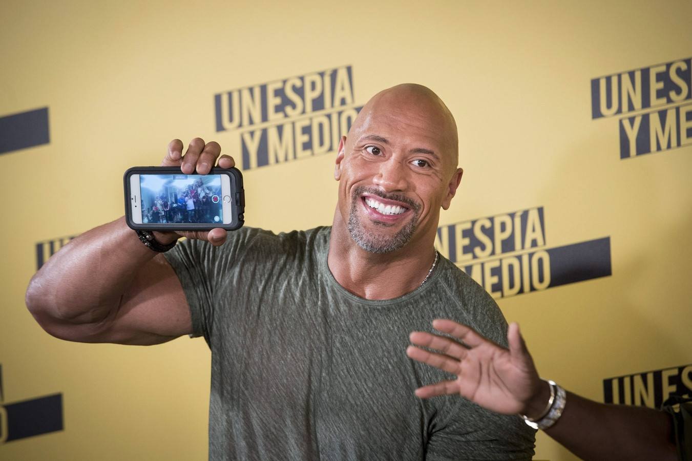 Dwayne Johnson nu best betaalde acteur ter wereld | Foto | pzc.nl