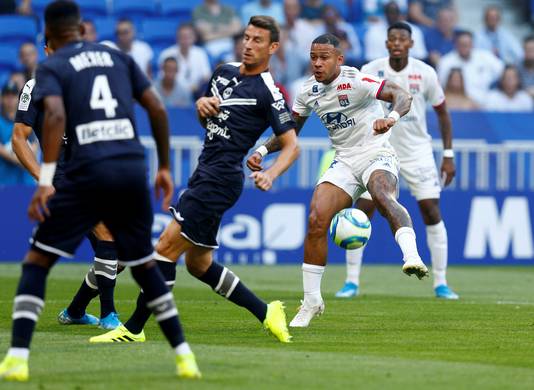 Memphis Depay (r) in actie namens Lyon. In Ligue 1 wordt een stuk minder gescoord dan in de eredivisie.