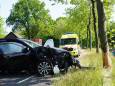Auto botst op boom in Dongen, bestuurder gewond afgevoerd