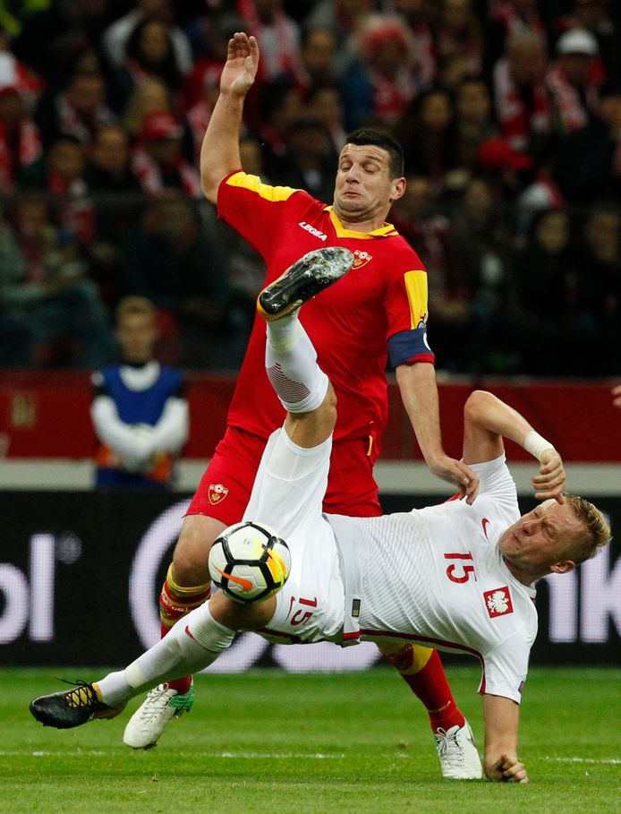 Fatos Beciraj, hier in het rood, aan het werk met de Montenegrijnse nationale ploeg.