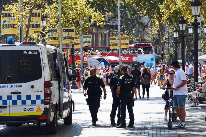 Agenten op Las Ramblas, in het centrum van Barcelona, na de zoveelste beroving van een toerist deze zomer.