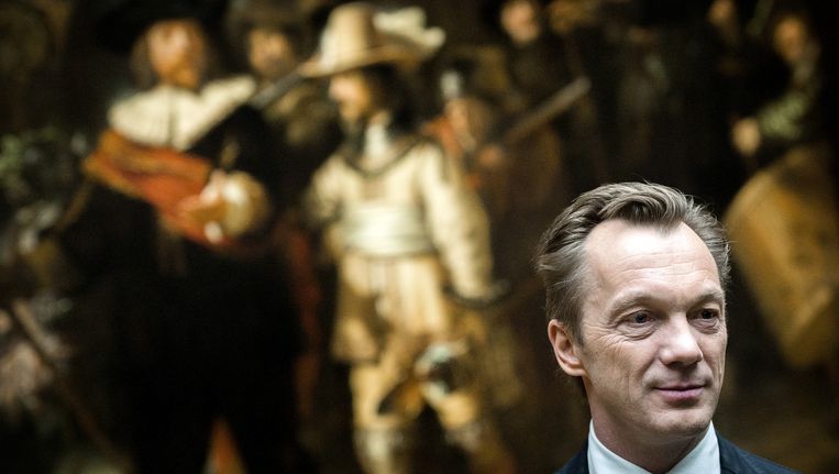 Wim Pijbes met op de achtergrond de Nachtwacht van Rembrandt. Beeld anp