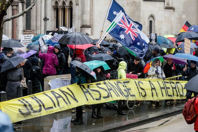 Demonstranten betogen bij het hof in Londen tegen de uitlevering van Julian Assange aan de Verenigde Staten. (21/02/24)