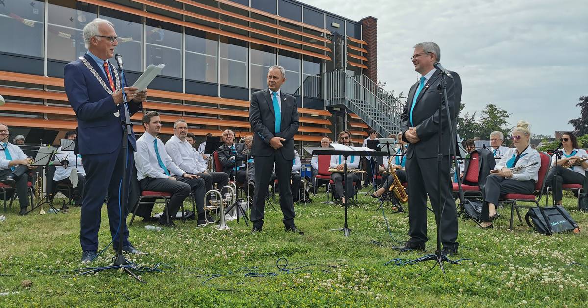 Muzikale coronastilte in Sint Jansteen doorbroken, met ook nog twee koninklijke onderscheidingen