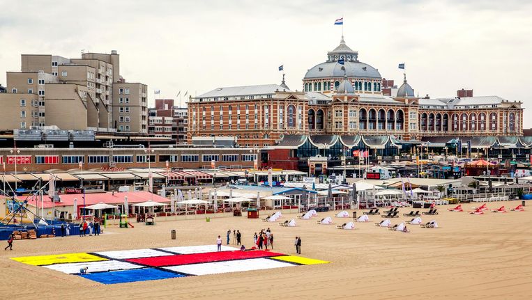 Een gigantisch Mondriaan schilderij van 350 badhanddoeken op het strand van Scheveningen, een onderdeel van het themajaar. Beeld anp