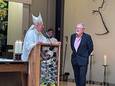 Henk Peters krijgt de onderscheiding van de paus uit handen van bisschop De Korte.