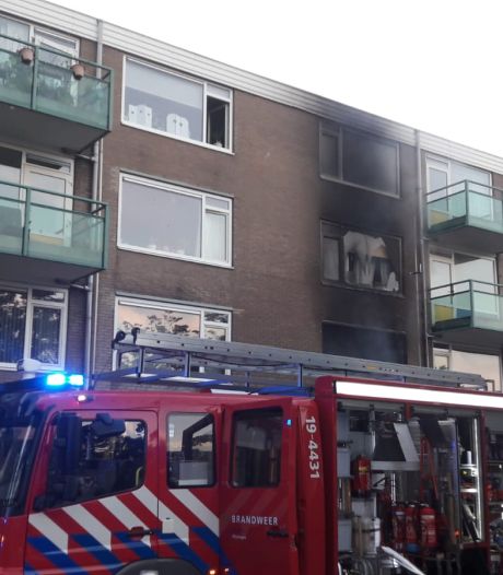 Ontploffing blaast raamkozijnen Vlissingse flat twintig meter weg, één dode: ‘Het leek wel een bom’