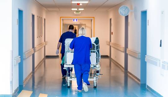 Er loopt iets serieus mis en het is dringend tijd om het systeem van de ‘zorginterimmers’ onder de loep te nemen