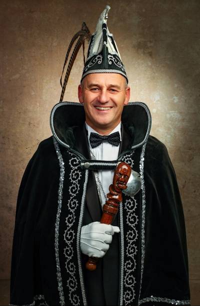 Prins Frank d'n Vierde leidt De Piereslikkers tijdens carnaval