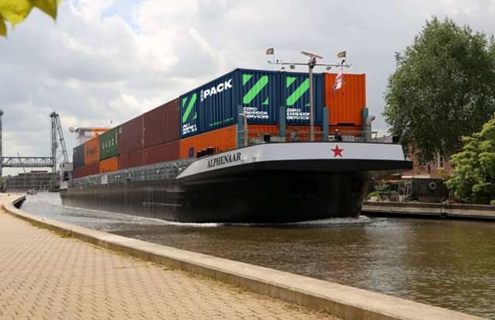Artist Impressie van een binnenvaartschip met een batterijenpakket aan boord. De accu's zitten in de twee containers met de letter Z.