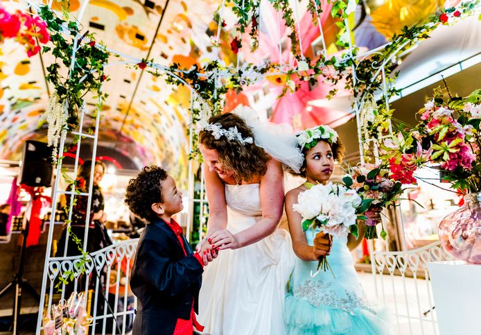 Charissa trouwt in de Markthal met haar zoontje Modou, dochter Kaddy is bruidsmeisje.