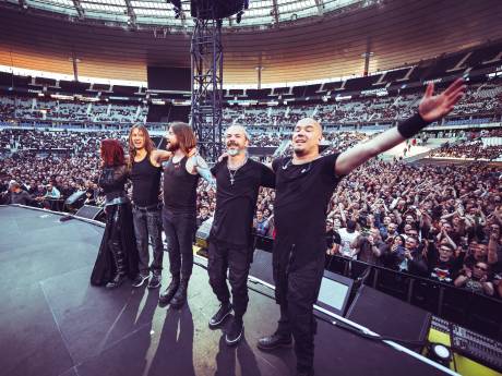 Het dubbelleven van Coen Janssen: ’s ochtends anoniem op de camping, ’s avonds op het podium van Metallica