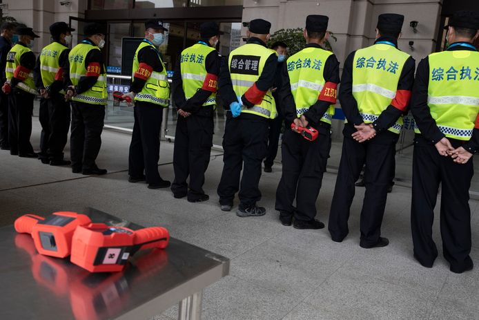 De security is in groten getale aanwezig bij het station van Wuhan.