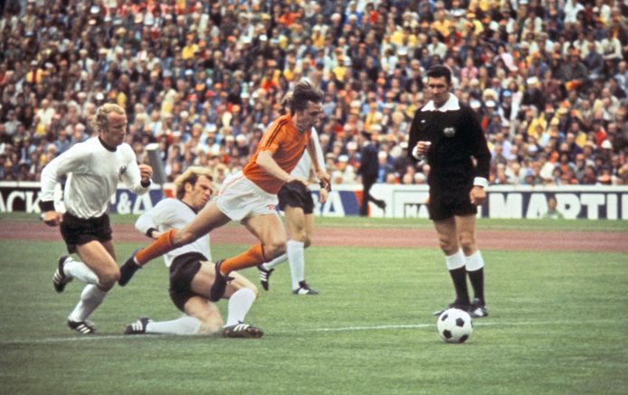 De beruchte finale tussen Nederland en West-Duitsland in München in 1974. Johan Cruyff wordt gevloerd, waarna Johan Neeskens de penalty zou benutten. Links de Duitse speler Berti Vogts. Archieffoto