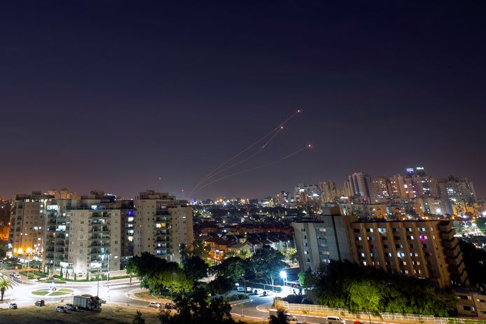 Het Israëlische raketafweersysteem Iron Dome vuurt interceptieraketten af om een raketaanval van Gaza af te weren.