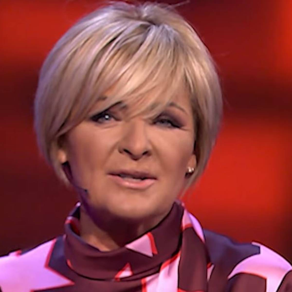 Caroline Tensen gevallen met e bike vanavond met gehavend gezicht in Een tegen 50 Show destentor