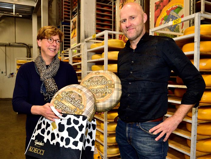 De Groot-Verburg Kaas; directeur Kees Verburg en medewerkster Carina Molenaar met ‘Gooische Pikante’ en de ‘Koecci-tas’.