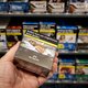 Volkskrant Avond: Sigarettenverkoop via internet over twee jaar verboden, in supermarkten een jaar later ook | Dan maar lekker carbidschieten met Oudjaar? Dringend advies aan de leken: ‘Doe het niet. Wees wijs’