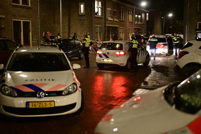 Politie is met veel voertuigen aanwezig in de Geitenkamp.