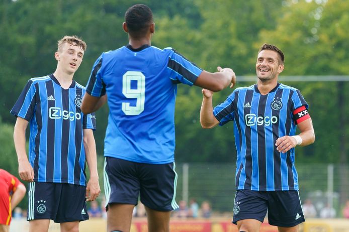 Youri Baas , Sébastien Haller en Dusan Tadic tijdens Ajax - SC Paderborn.