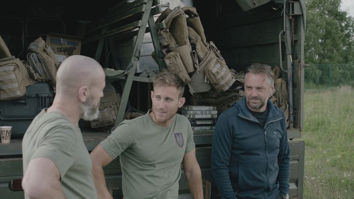 Tom naast begeleider Stijn. "Special forces zijn geen ijskoude killers, maar warme mensen", aldus de presentator.