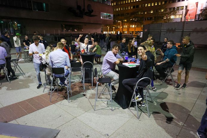 Demonstratie van de Eindhovense horeca na sluiting twee restaurants vanwege een drankje na afloop op het terras.
