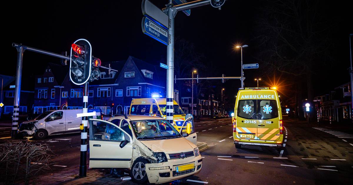 Ravage na botsing op kruispunt Ringbaan-West en Bredaseweg in Tilburg.