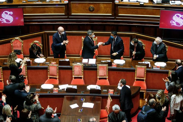 De Italiaanse premier Mario Draghi ontvangt applaus in het parlement nadat zijn regering is goedgekeurd.