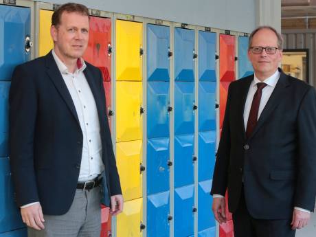 Gomarus schrapt zin over ‘genezing’ uit lesstof en wil gesprek oud-leerlingen over schooltijd