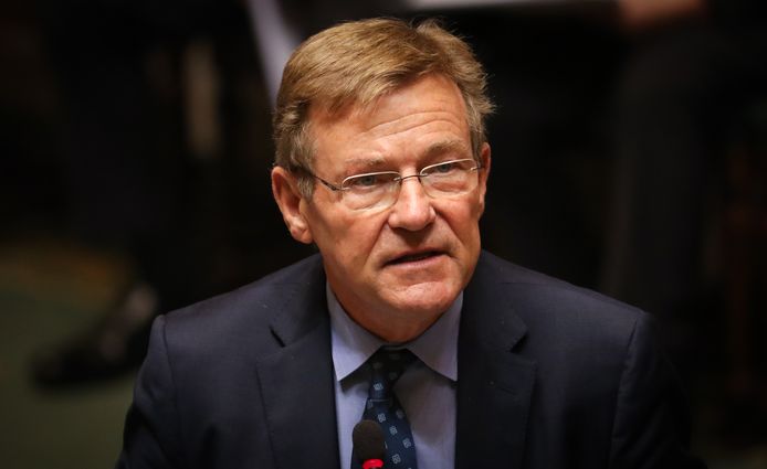 "Het beleid van minister Van Overtveldt staat haaks op de aanbevelingen van het parlement", klaagt Peter Vanvelthoven (sp.a).