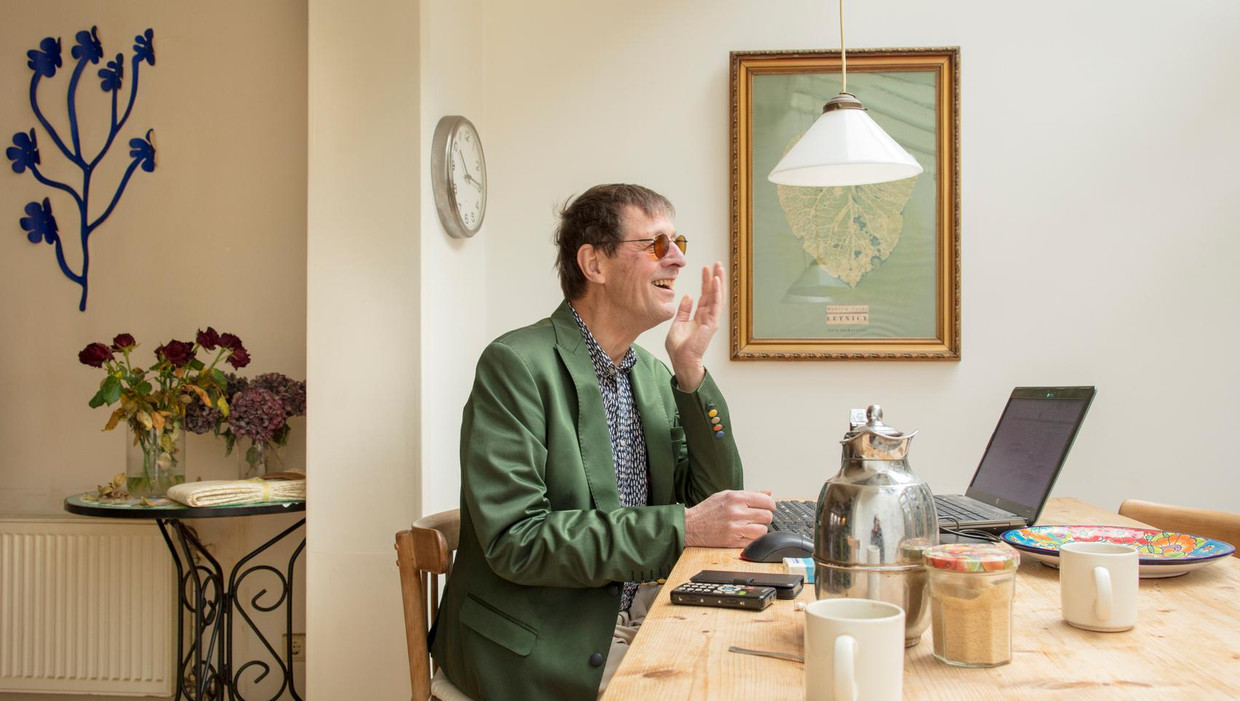 Hannes Wallrafen in zijn huis, gefotografeerd door vriend Taco Anema. Beeld Taco Anema