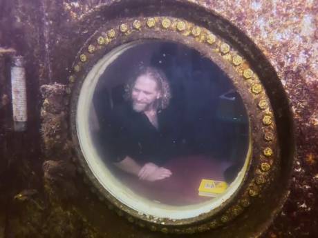 Un professeur américain bat le record du monde de vie sous l'eau