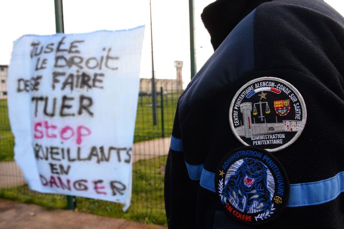 Dinsdag viel een geradicaliseerde gedetineerde twee cipiers aan in de Franse gevangenis van Condé-Sur-Sarthe. Daarom wordt er voor de vierde dag op rij gestaakt door personeelsleden aan de poorten van de gevangenis.
